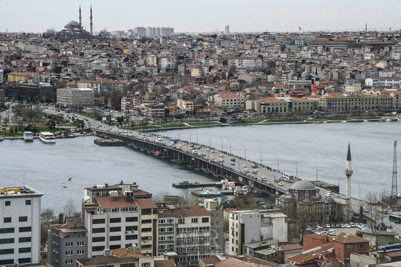 Istanbul mit Brücken über Bosporus und Goldenes Horn