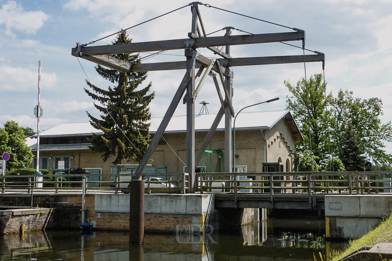 Klappbrücke über den Spreekanal