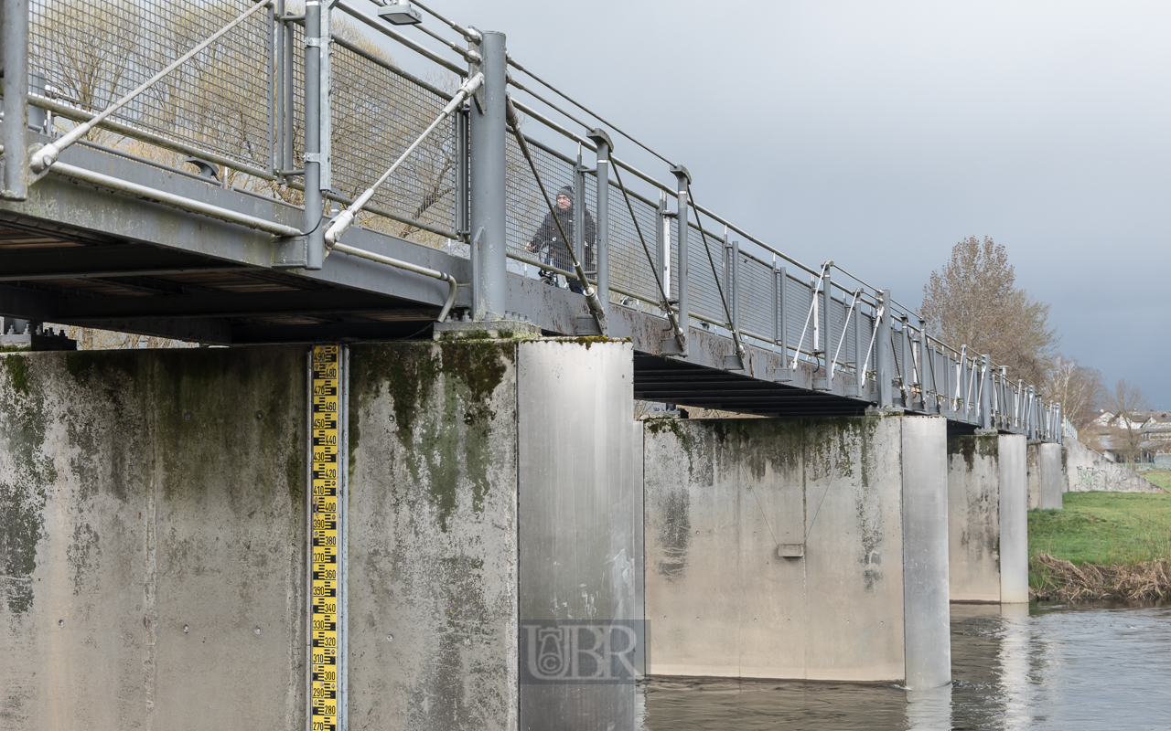 Neue Fußgängerbrücke über den Regen