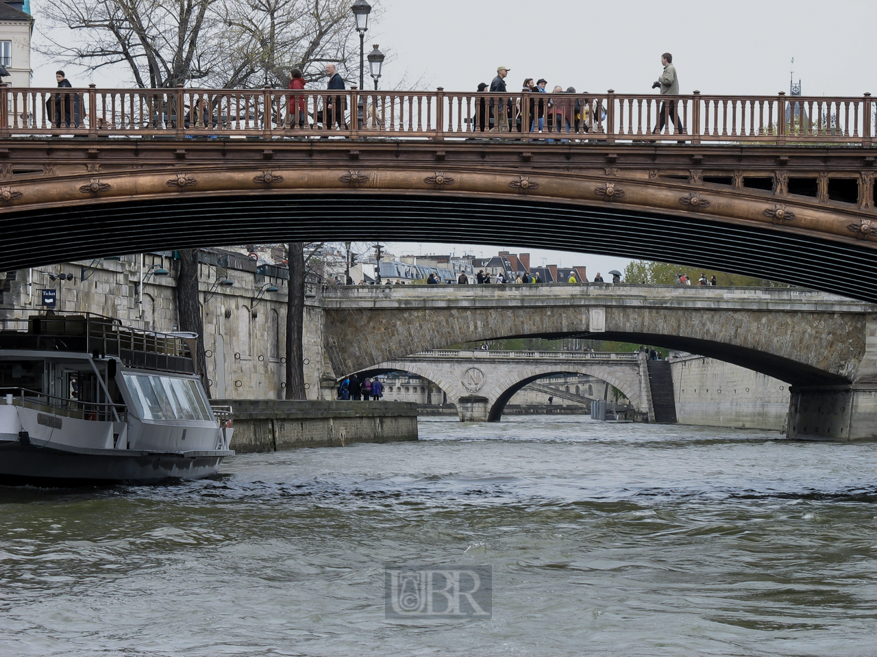 Brücken von Paris liegen überwiegend an der Seine