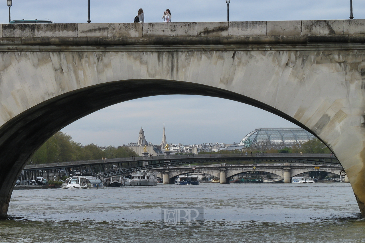 Brücken von Paris liegen überwiegend an der Seine