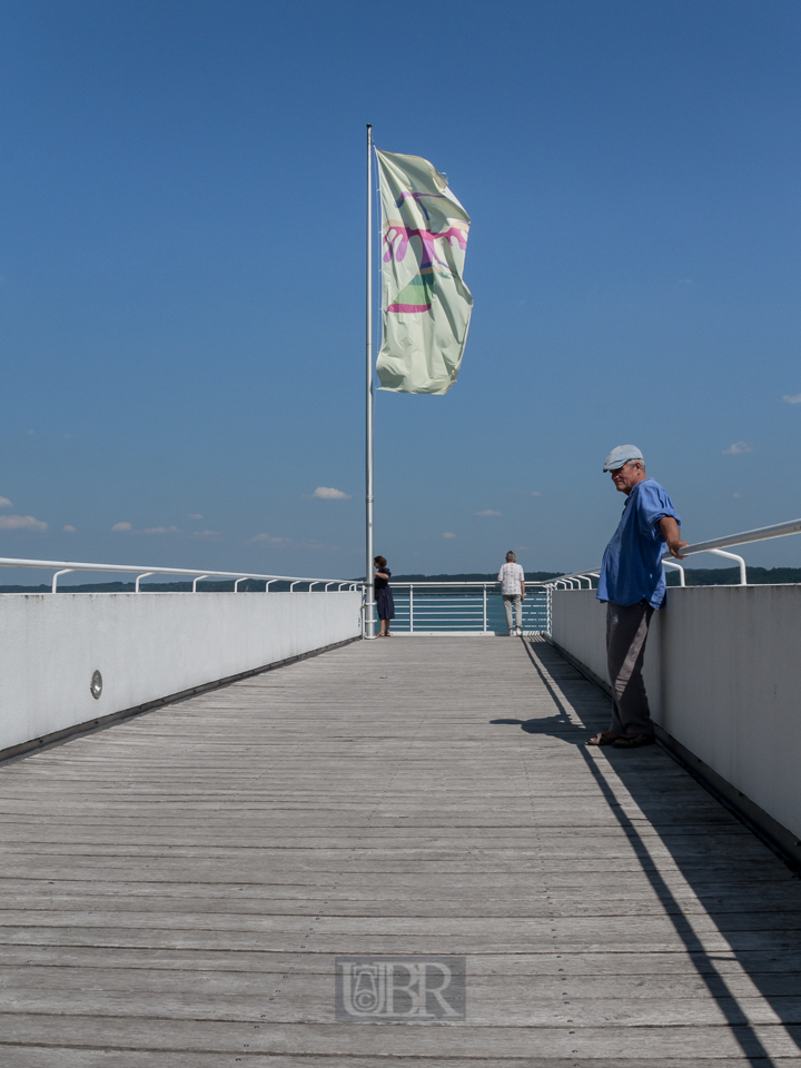 Eine Seebrücke führt hoch und hinaus auf den Ammersee