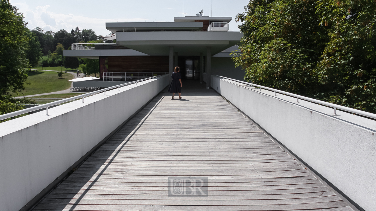 Eine Seebrücke führt hoch und hinaus auf den Ammersee