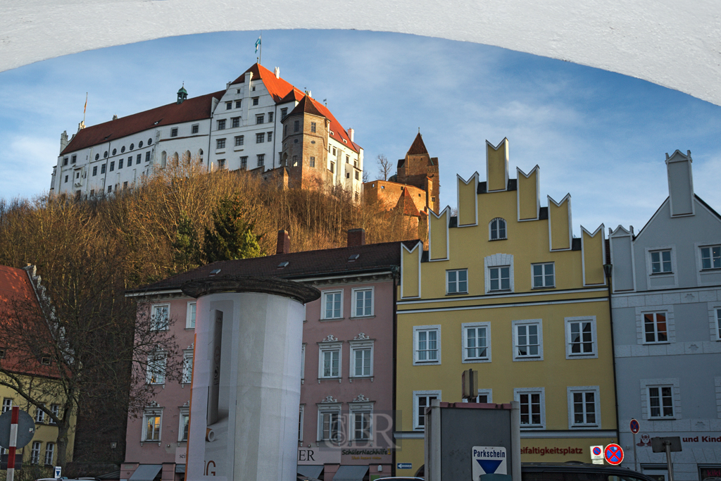 Blick vom Dreifaltigkeitsplatz hoch zur Burg Trausnitz