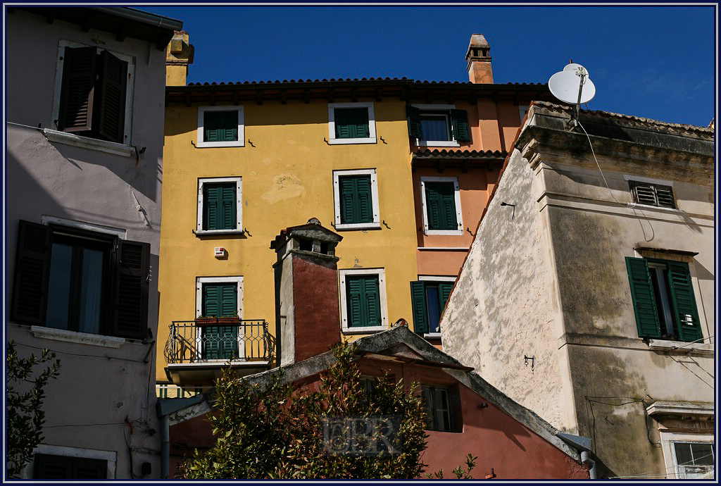 05_ra_rovinj_04_fassaden_balkon_kamin