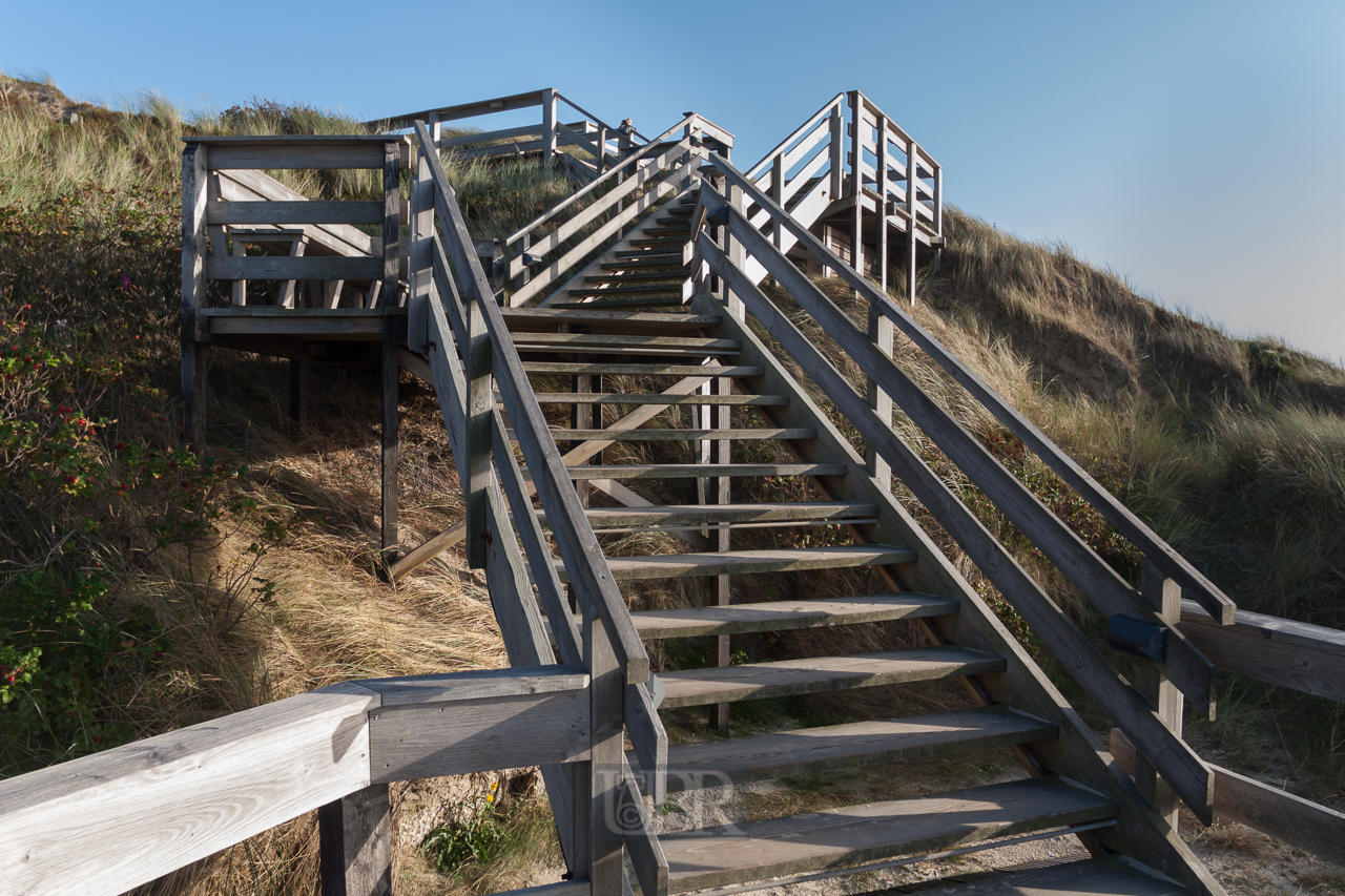 Treppen und Stege durch Dünen und zum Strand