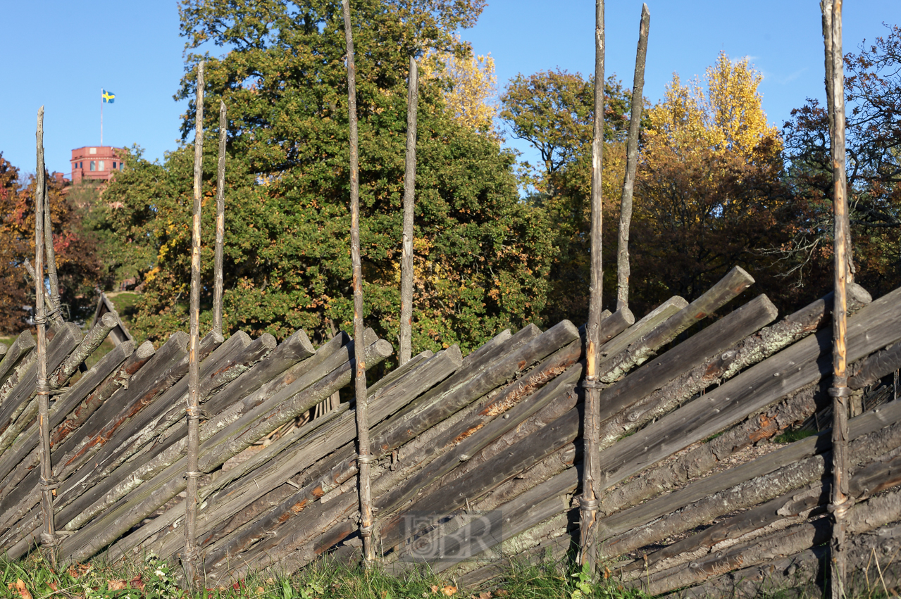 Zaun mit schräg liegendem Rundholz - im Freilichtmuseum