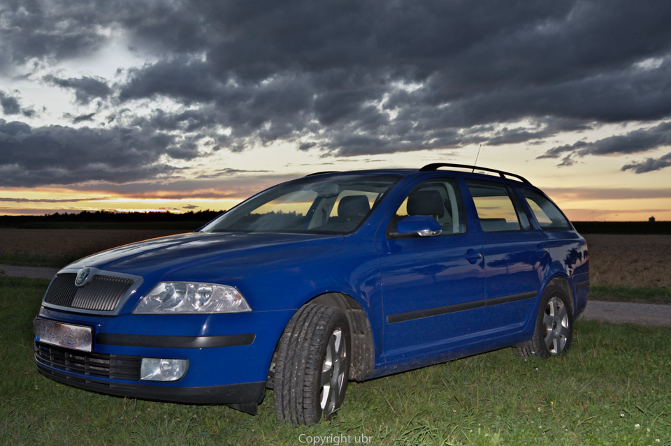 skoda_octavia_blau_vor_grau