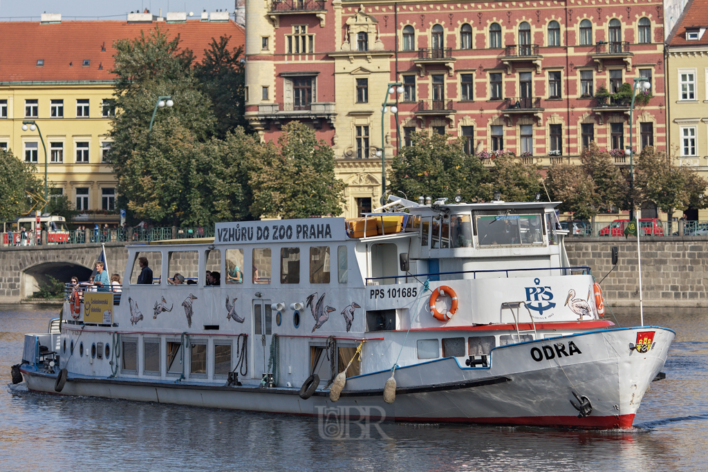 Moldau - Sightseeing-Boot in Prag