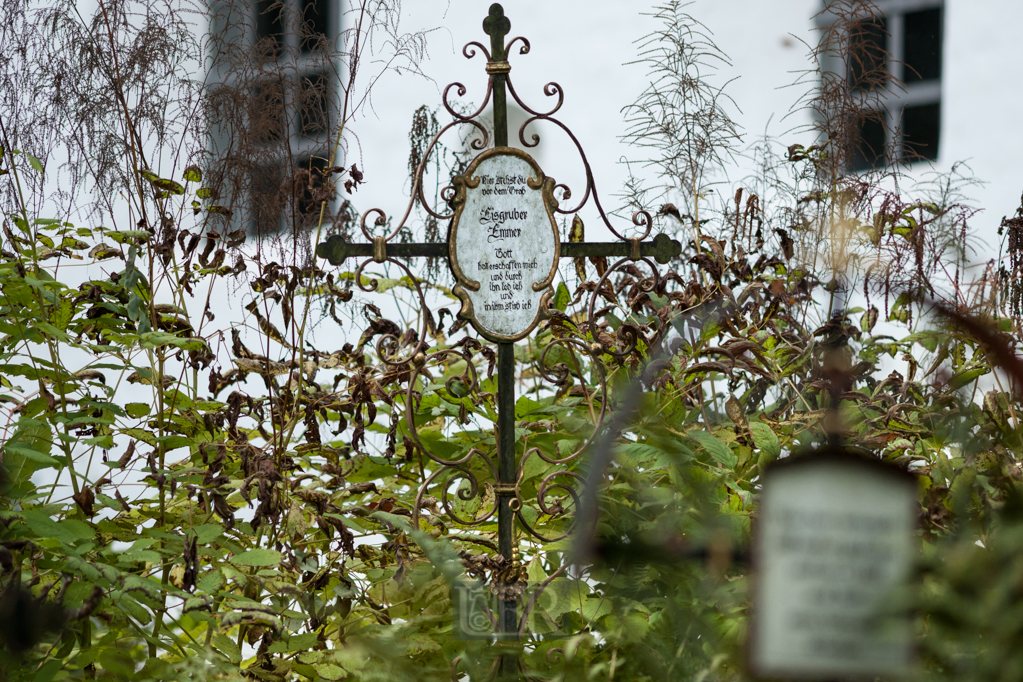 Kapelle und Friedhof mitten im Wald