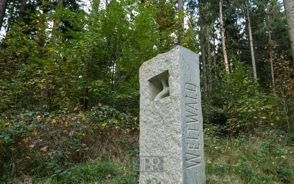 Grenzstein in den Weltwald