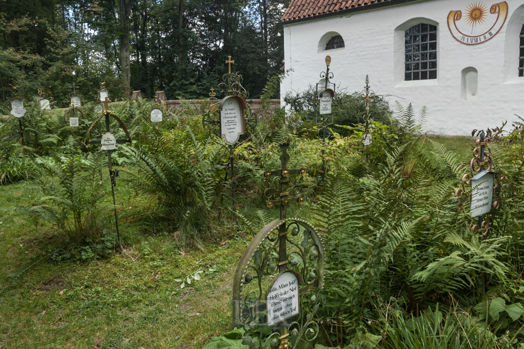 Kapelle und Friedhof mitten im Wald