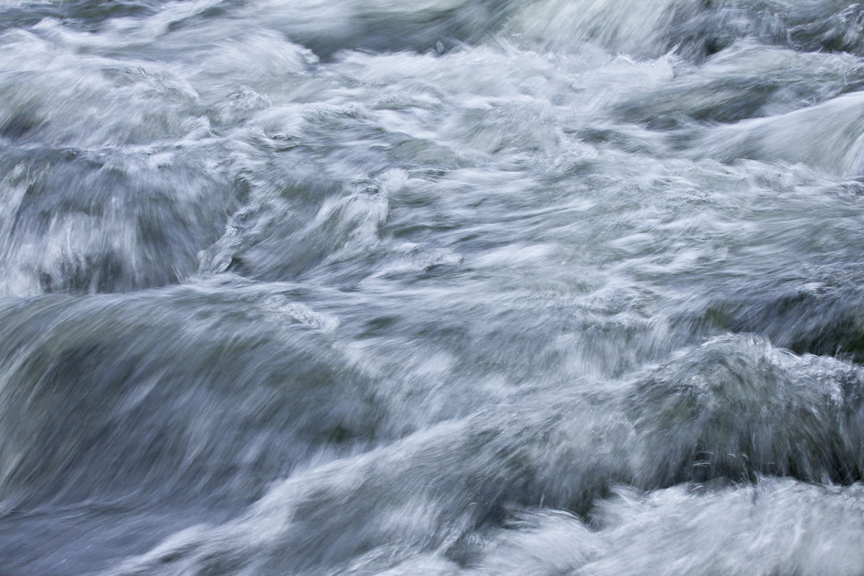 Die Isar geht über Stock und Stein