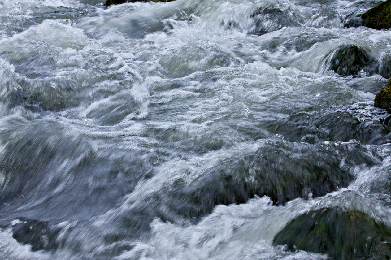 Die Isar geht über Stock und Stein