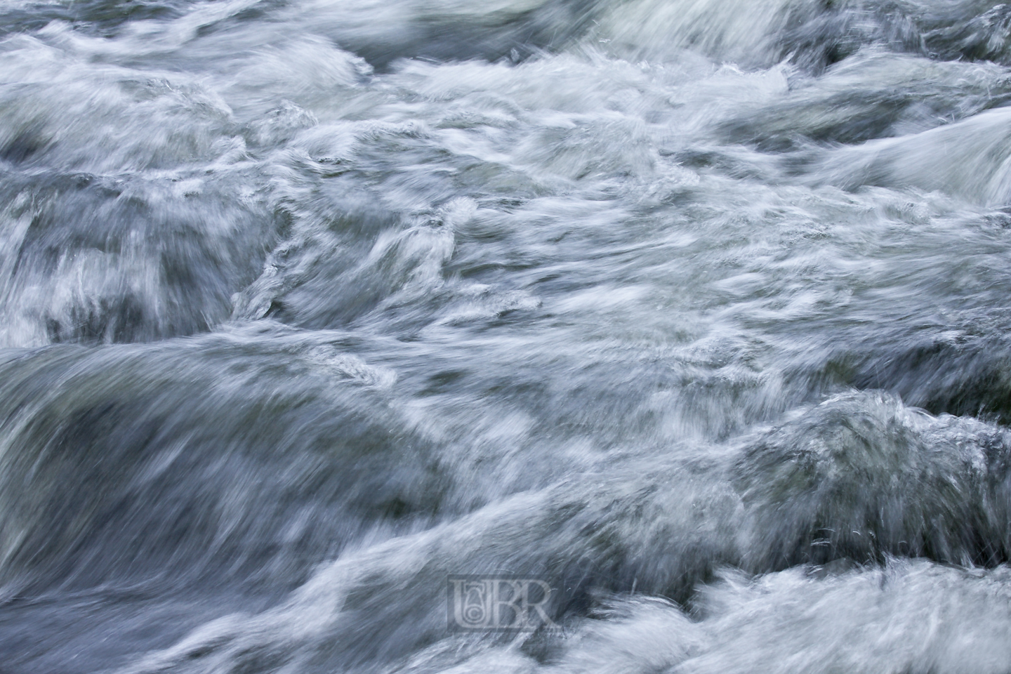 Die Isar geht über Stock und Stein