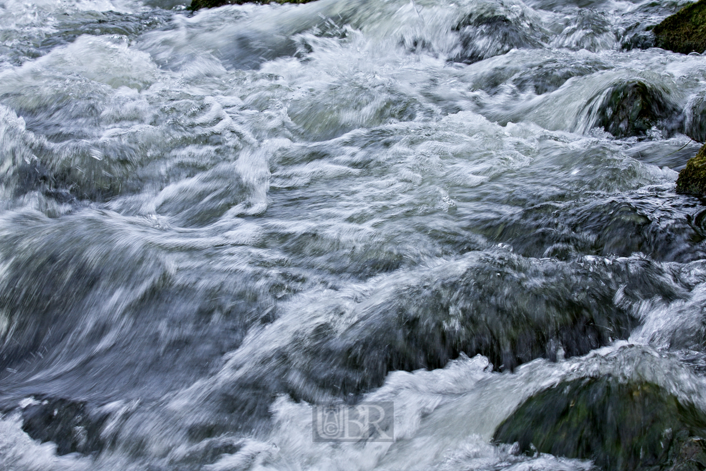 Die Isar geht über Stock und Stein