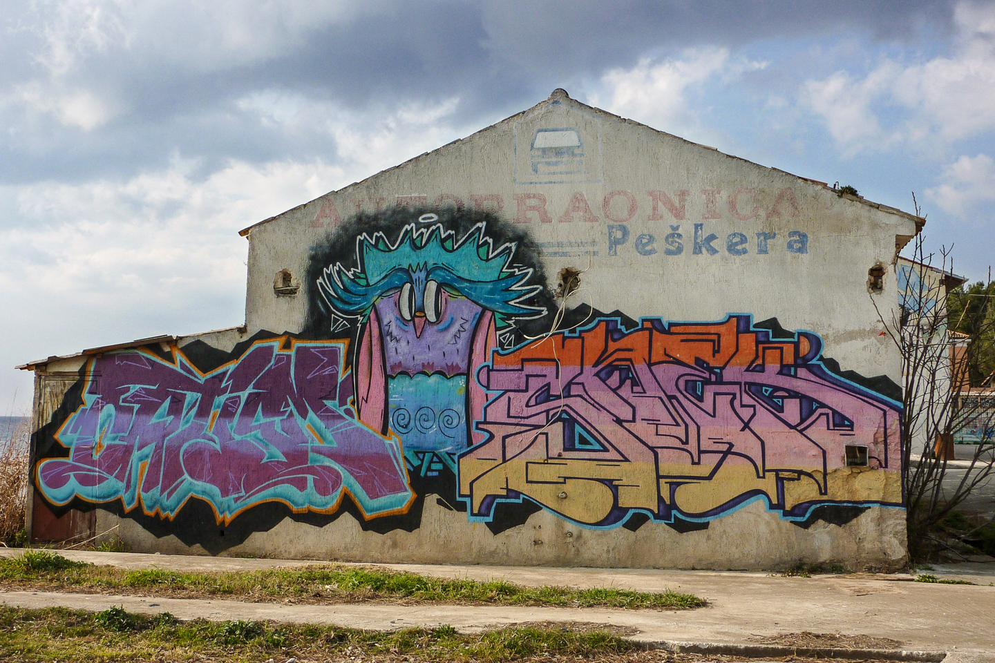 Graffiti an den Gebäuden des Jugendzentrums in Porec