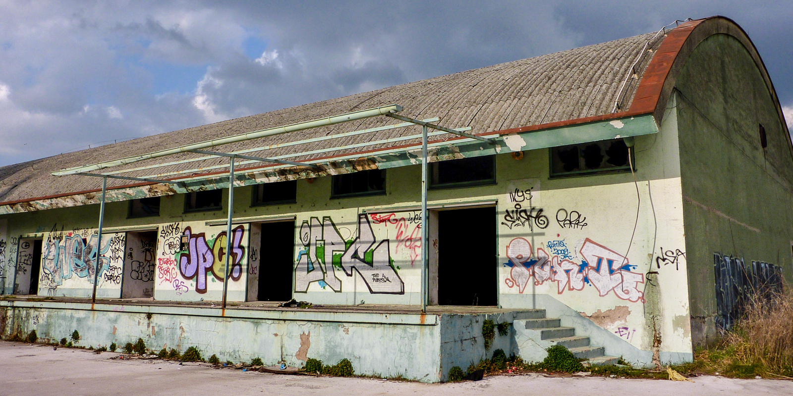 Graffiti an den Gebäuden des Jugendzentrums in Porec