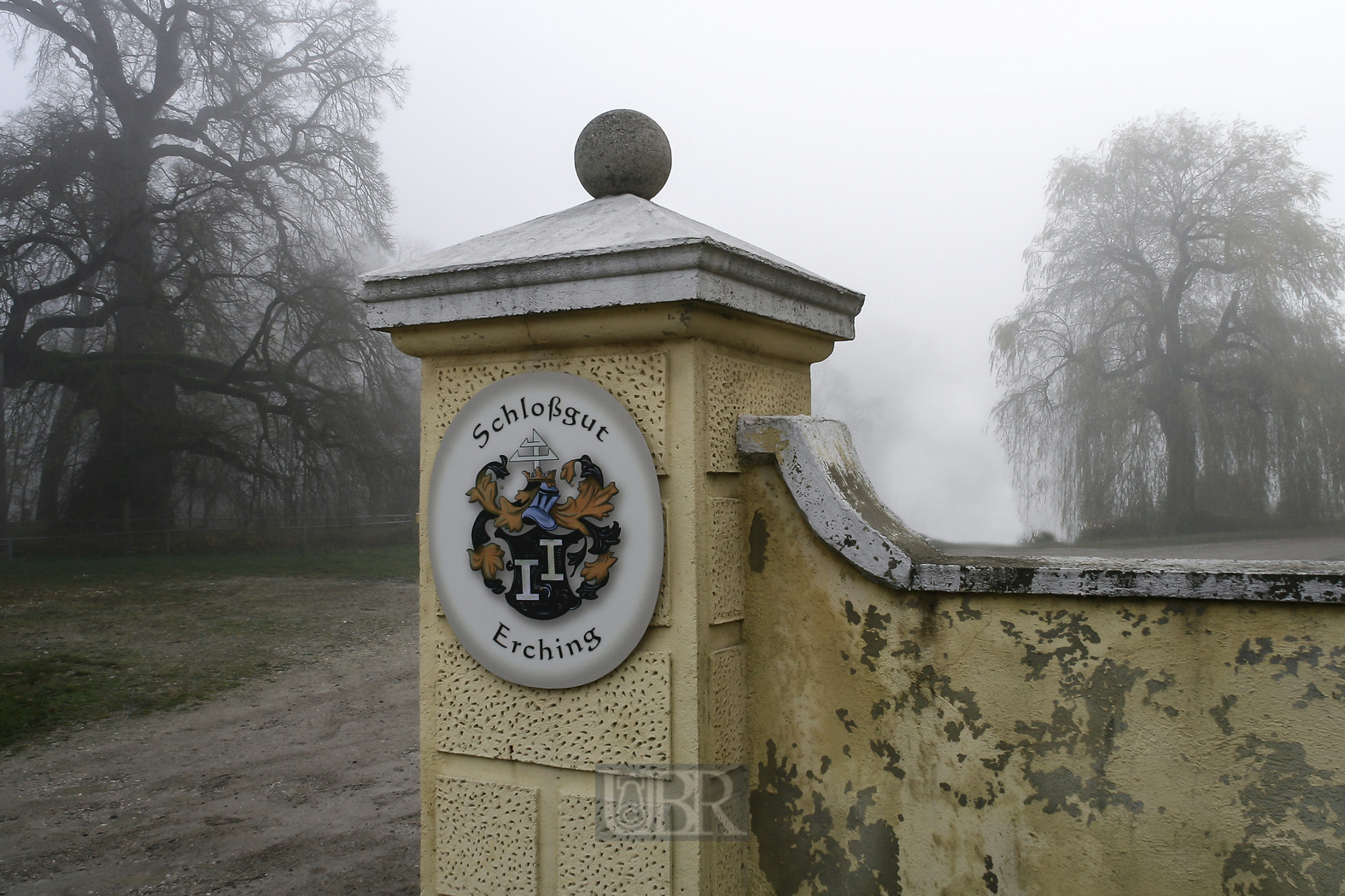 Schlossgut Erching im Nebel