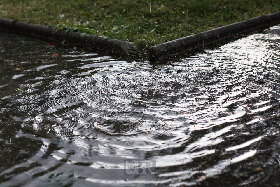 hagel_02_tropfen_dachrinne