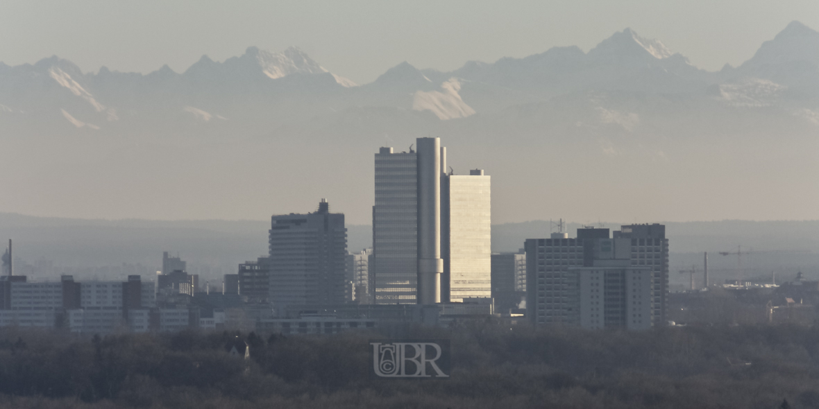 Hypobank Hochhaus vor Alpenkulisse