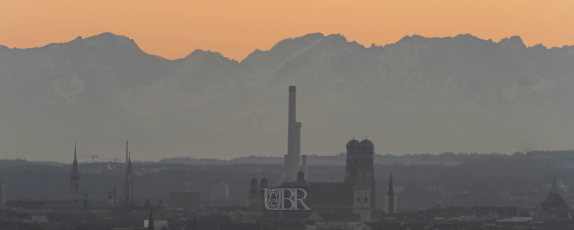 Vordergründige Dämmerung und hintergründiges Alpenglühen