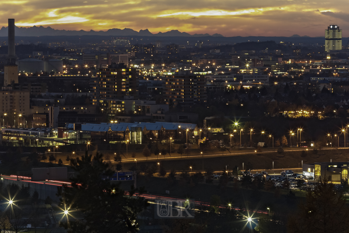 Die Stadt dämmert der Nacht entgegen