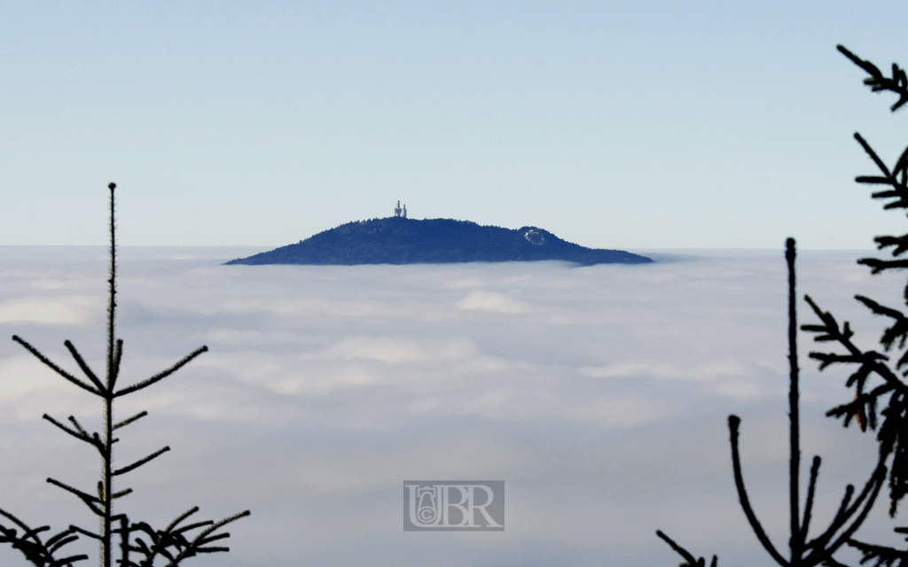 Bergspitzen ragen über die Wolkendecke