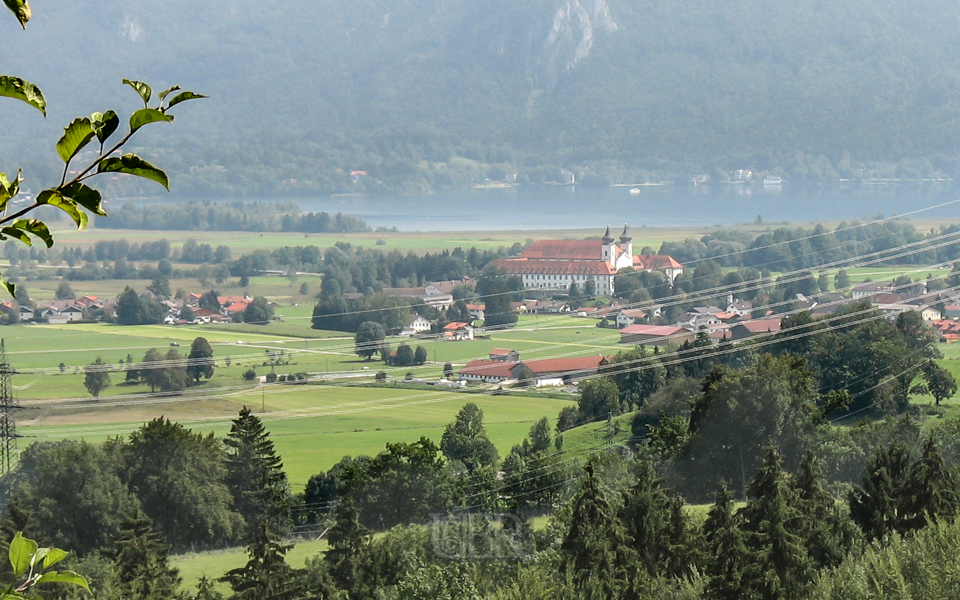 Blick auf den Kochelsee mit Kloster Schlehdorf