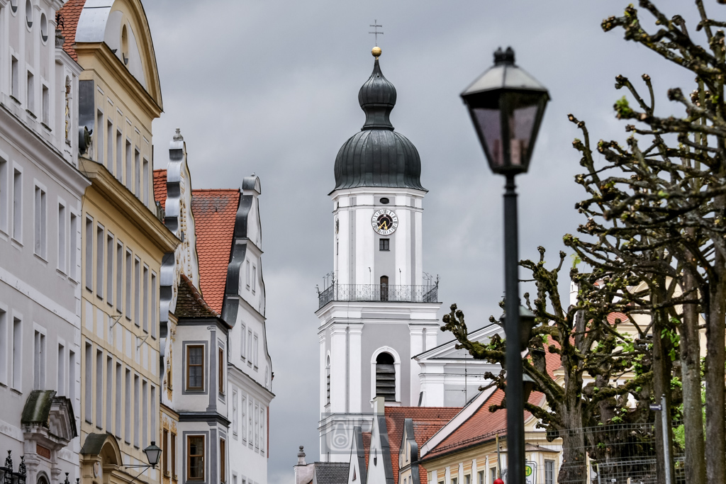 Amalienstraße mit Turm der Hofkirche im Hintergrund