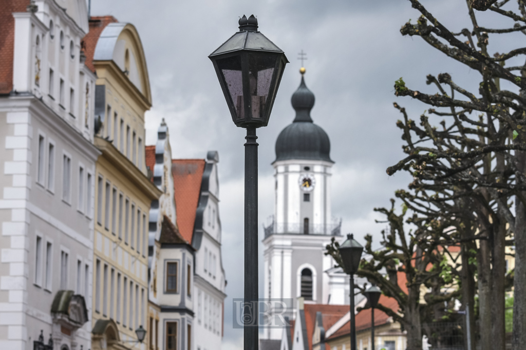 Amalienstraße mit Turm der Hofkirche im Hintergrund