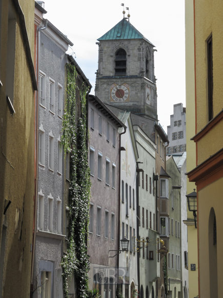 gasse_mit_kirchturm