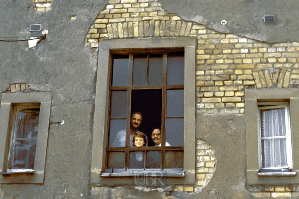 Drei Generationen in einem Fenster