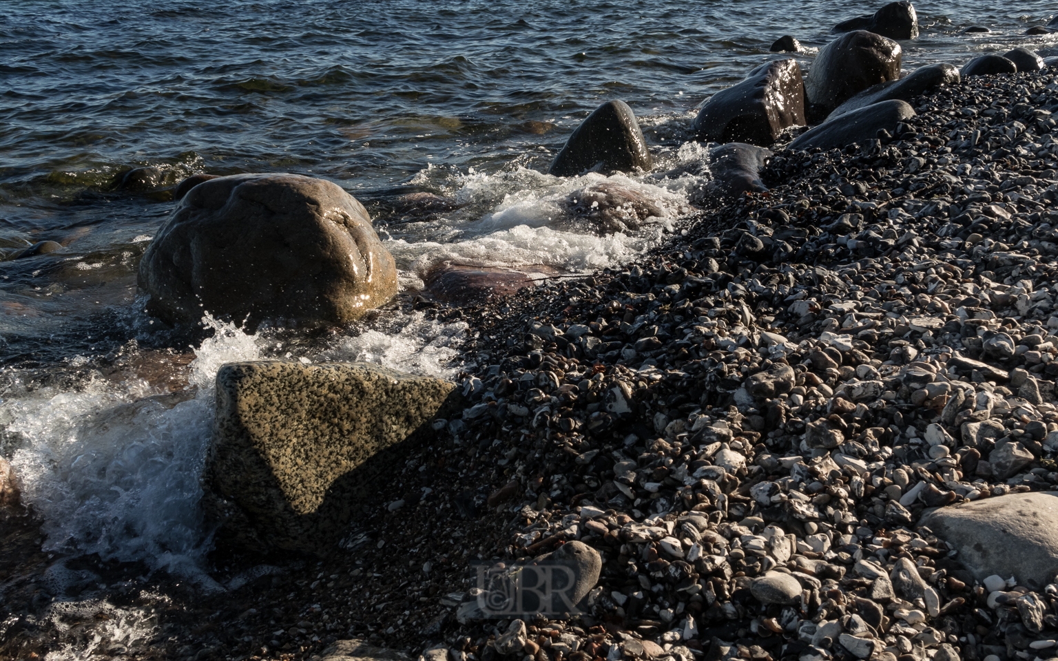 Kiesstrand im Abendlicht