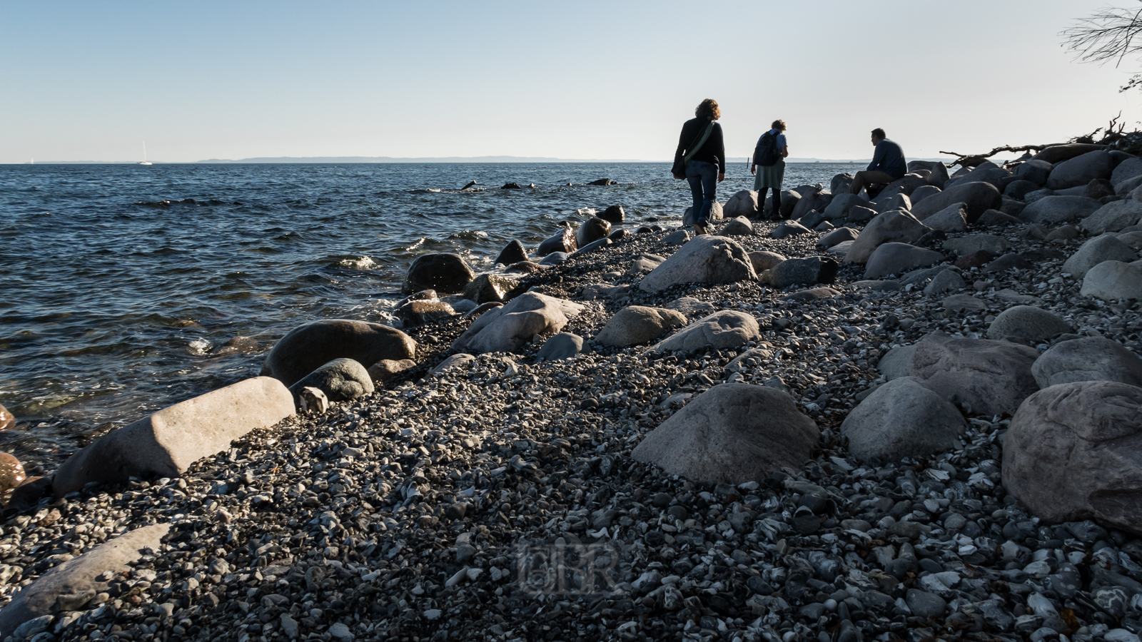 Kiesstrand im Abendlicht