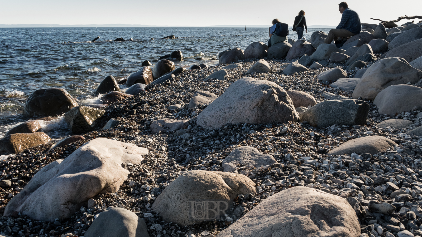 Kiesstrand im Abendlicht