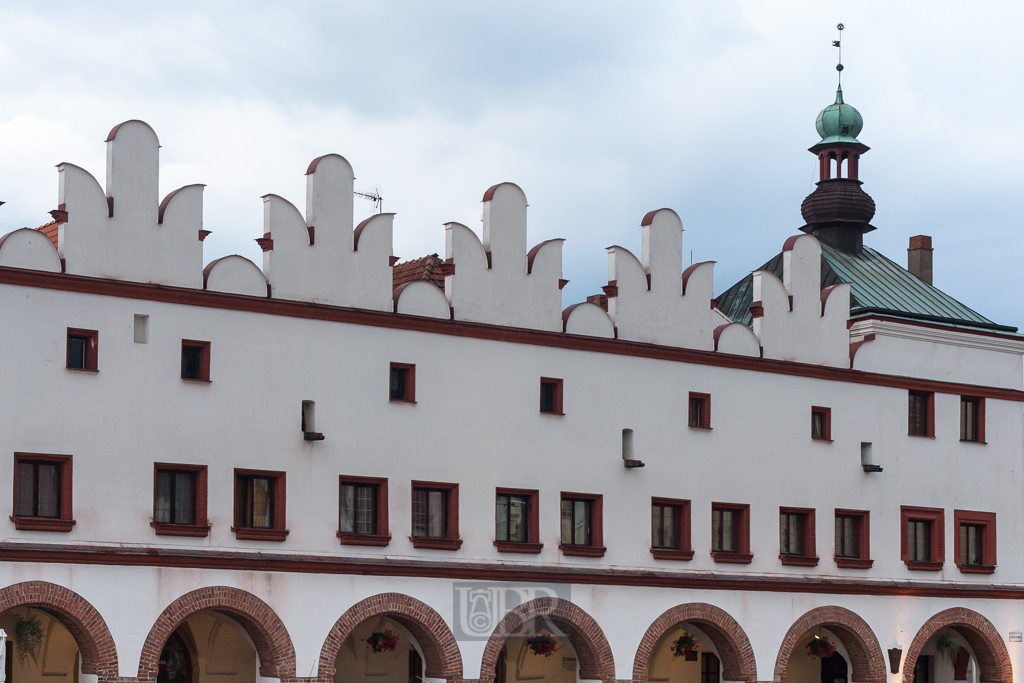 Nove Mesto Nad Metuji - eine kleine Stadt am Rande des Adlergebirges - einladend mit Schloss, Altstadt, Arkaden