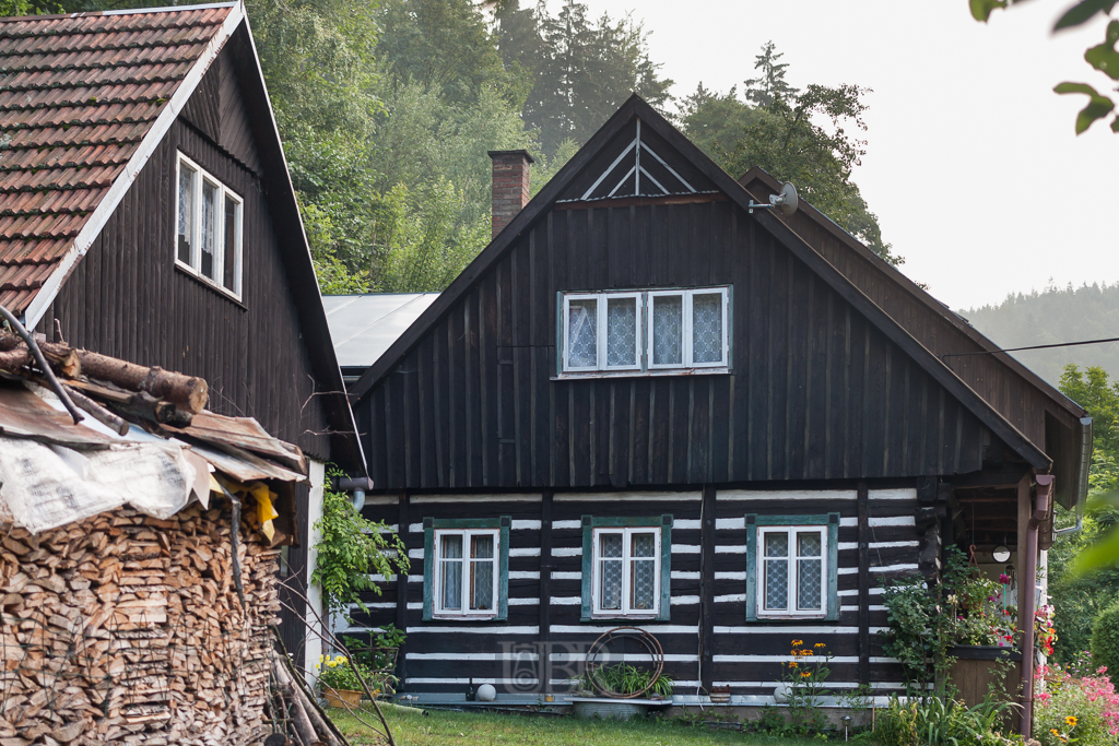 Typische ländliche Architektur im Adlergebirge (Orlicke Hory)