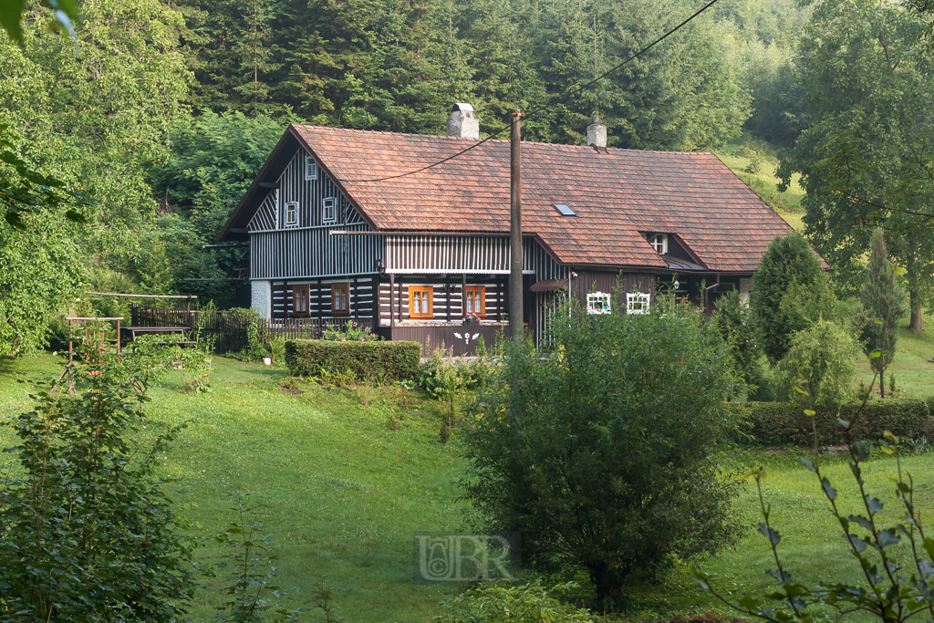 Typische ländliche Architektur im Adlergebirge (Orlicke Hory)