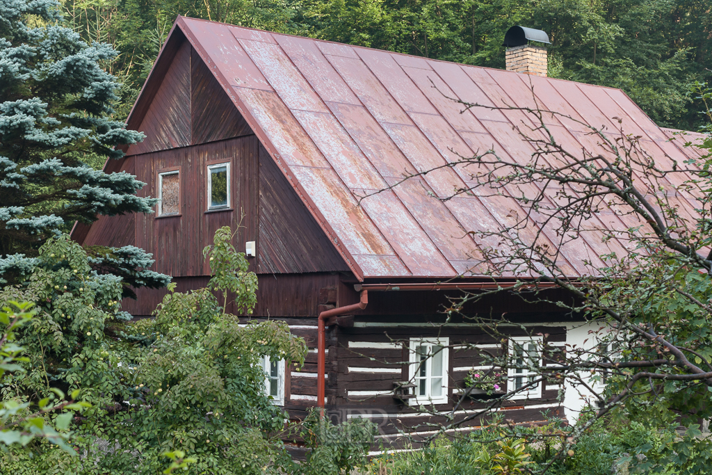 Typische ländliche Architektur im Adlergebirge (Orlicke Hory)