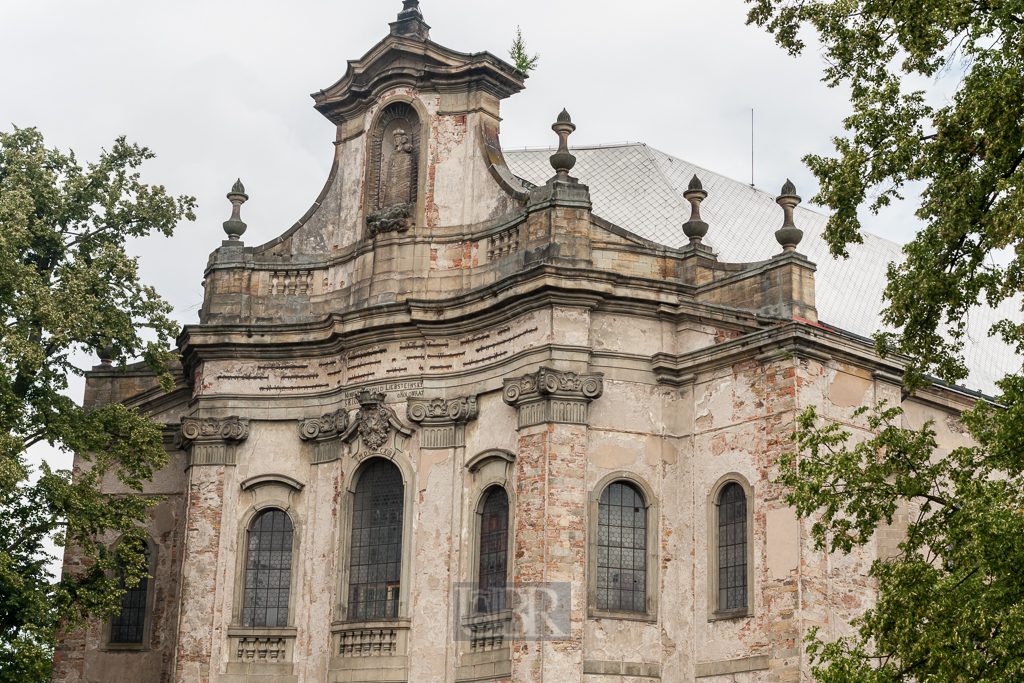 Schloss Castelonovice bei Pardubice mit 'bewohntem' Schlossgarten