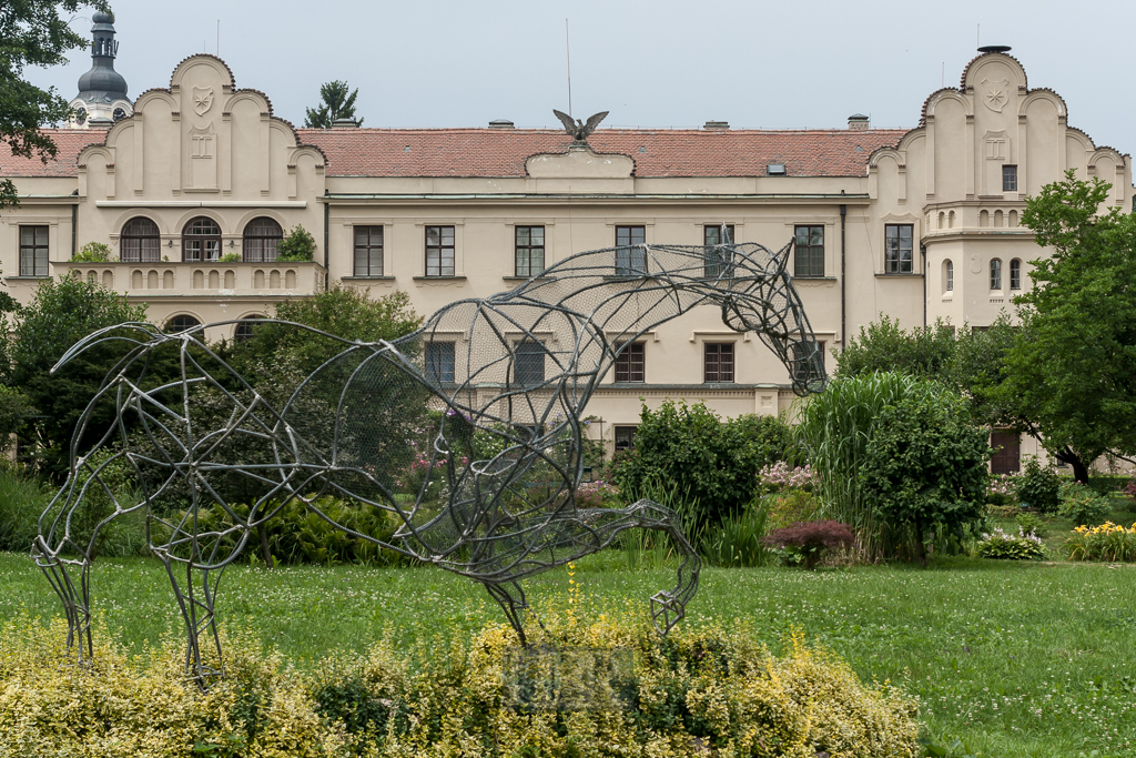 Schloss Castelonovice bei Pardubice mit 'bewohntem' Schlossgarten