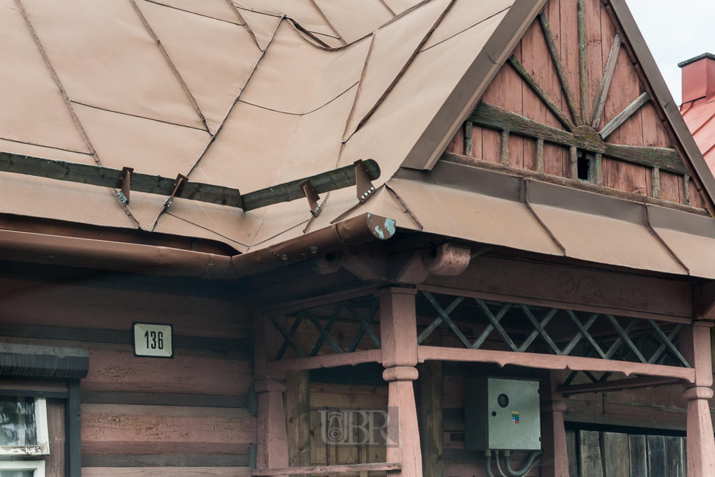 Osturna am Ostrand der Hohen Tatra - ein bewohntes Dorf mit regionaltypischer Architektur, das wie ein Museum wirkt