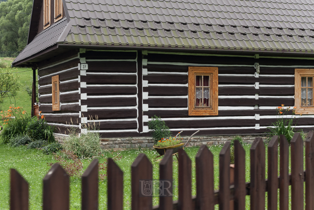 Osturna am Ostrand der Hohen Tatra - ein bewohntes Dorf mit regionaltypischer Architektur, das wie ein Museum wirkt