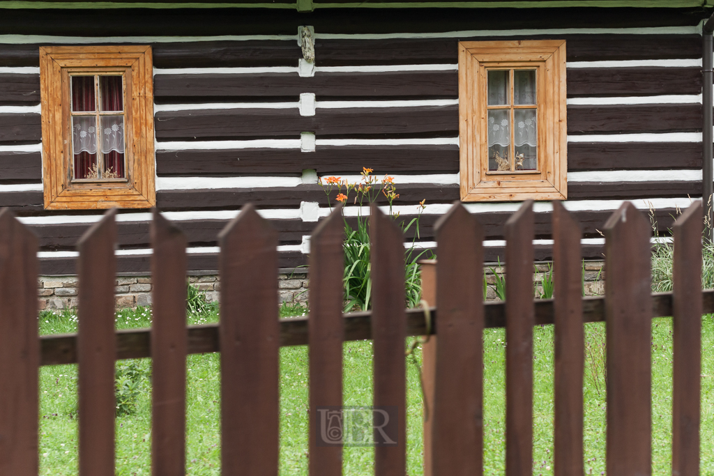 Osturna am Ostrand der Hohen Tatra - ein bewohntes Dorf mit regionaltypischer Architektur, das wie ein Museum wirkt