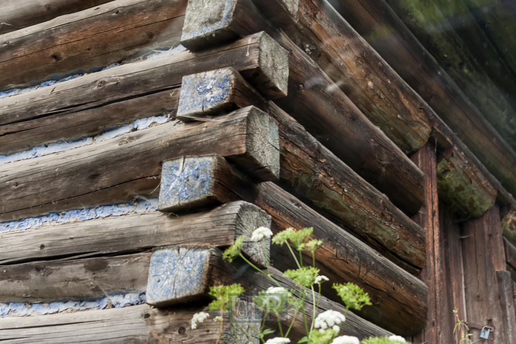 Osturna am Ostrand der Hohen Tatra - ein bewohntes Dorf mit regionaltypischer Architektur, das wie ein Museum wirkt