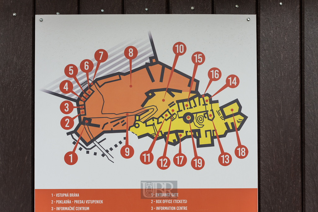 . . . und mit Museum in den Innenräumen sowie allen wichtigen Informationen