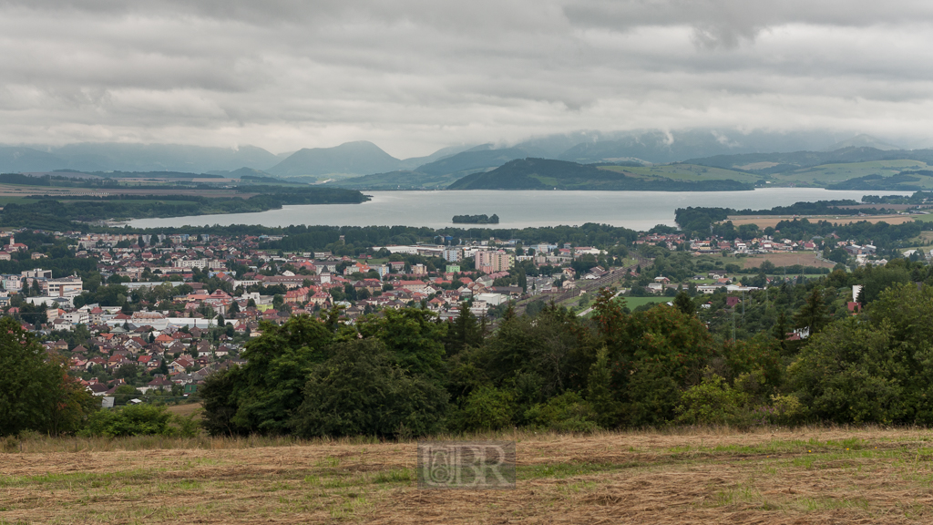 Liptovsky Mikulas von der Gedenkstätte aus gesehen - heute an einem Stausee gelegen