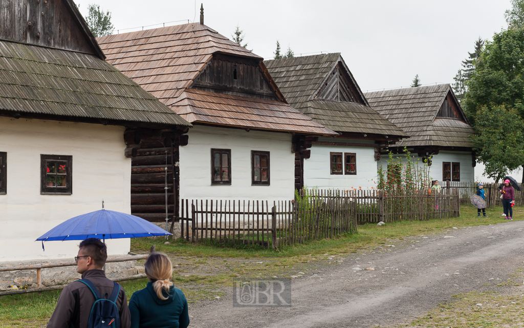 Für den künstlich angelegten Stausee mussten viele Menschen, Orte und Gebäude weichen - einiges ist in Liptovsky Dediny zusammengetragen worden und touristisch zugänglich
