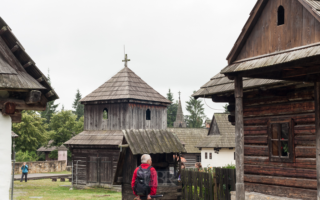 Für den künstlich angelegten Stausee mussten viele Menschen, Orte und Gebäude weichen - einiges ist in Liptovsky Dediny zusammengetragen worden und touristisch zugänglich
